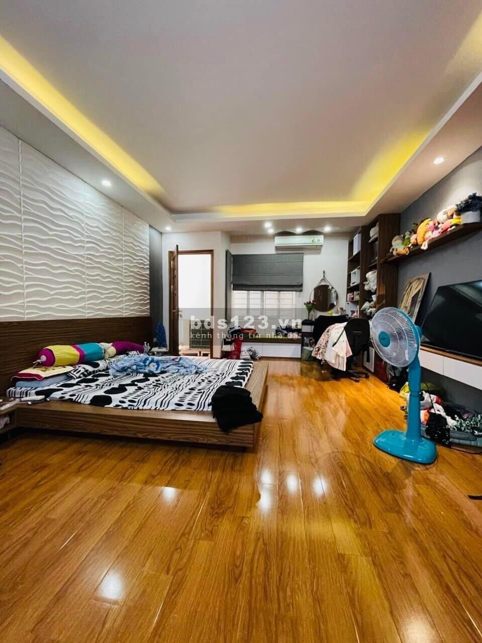 Bán gấp nhà phố Cát Linh, ngõ nông, hai thoáng, 40m2 x 5 t, mt 5m, sổ đỏ chính chủ chỉ 5,5 tỷ có tl
