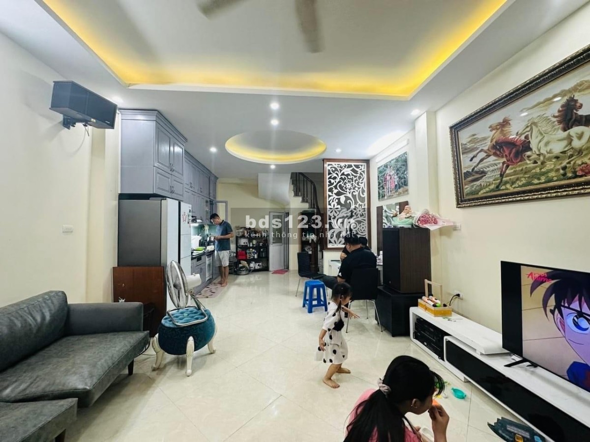 Bán gấp nhà phố Cát Linh, ngõ nông, hai thoáng, 40m2 x 5 t, mt 5m, sổ đỏ chính chủ chỉ 5,5 tỷ có tl