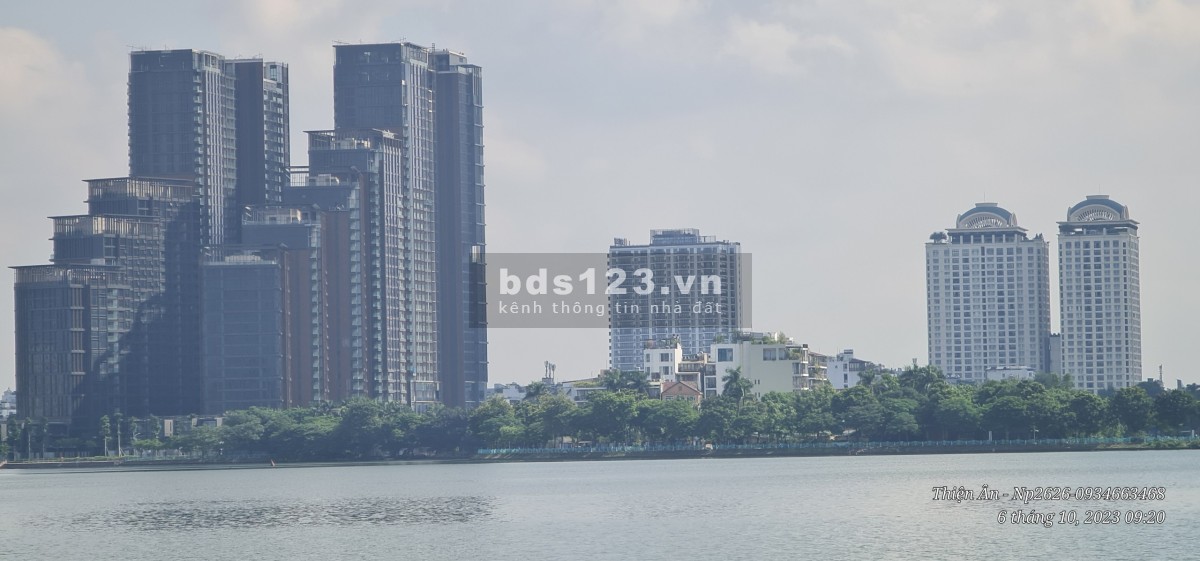 Bán đất mặt đường Lạc Long Quân. Dt 366m2, MT 12m. Vị trí đẹp, Hiếm, không view chùa, Có sẵn GPXD