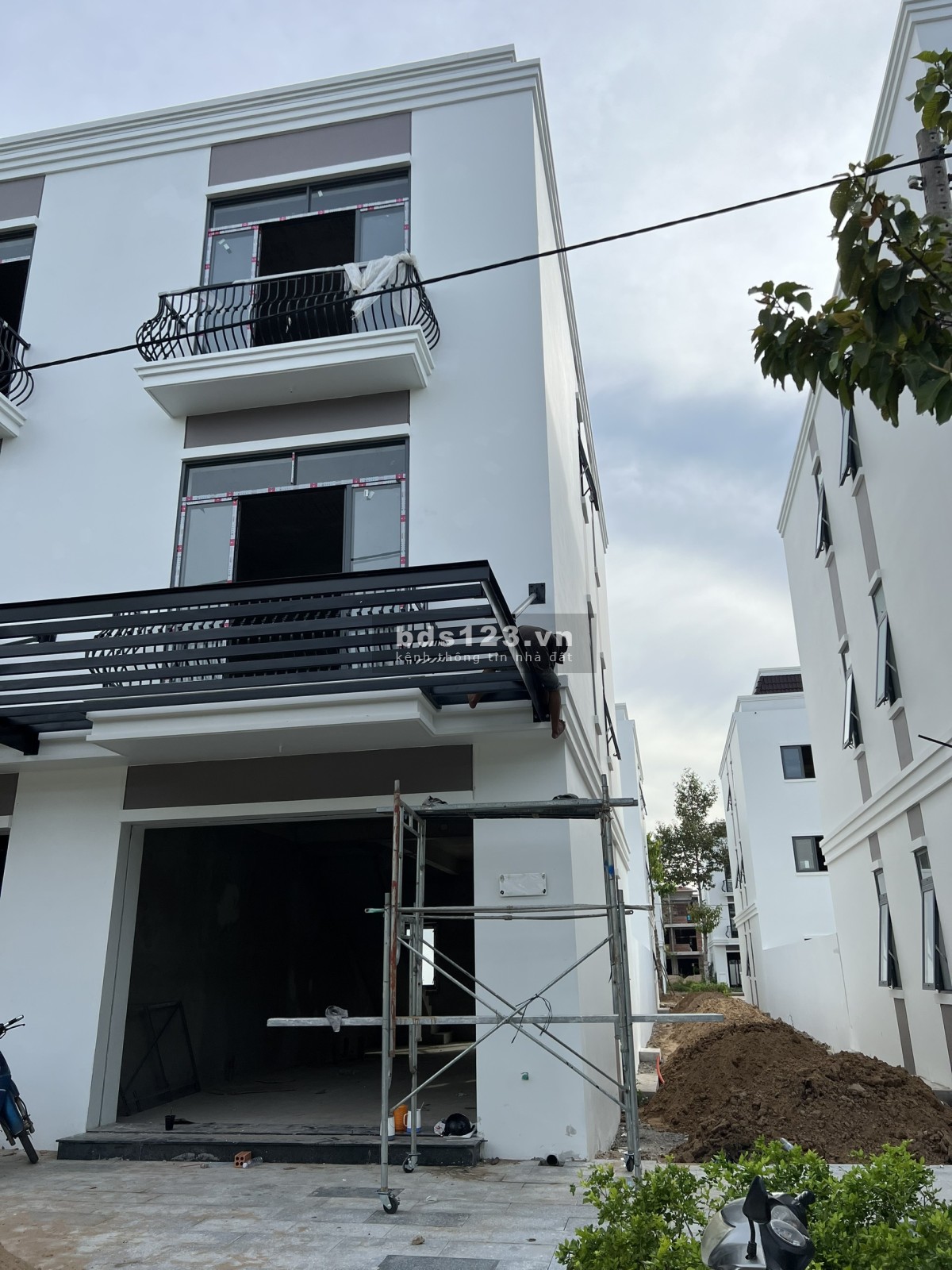 Chủ ngộp bán căn biệt thự bìa 1 trệt 2 lầu view công viên phố đi bộ Nhật