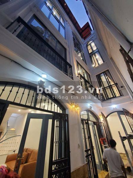 Bán nhà Hoa Bằng, Cầu Giấy, 40m, ô tô đỗ cửa, gần phố, mặt tiền rộng, giá nhỉnh 5 tỷ
