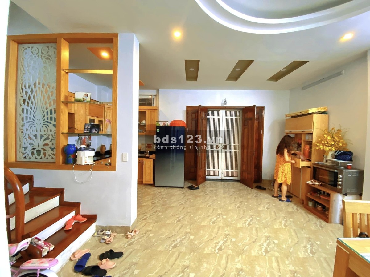 Giảm 500tr! Phố VIP Pháo Đài Láng, 20m ra phố, ngõ nông rộng, mặt tiền rộng, nở hậu, S 44m2 * 5 tầng
