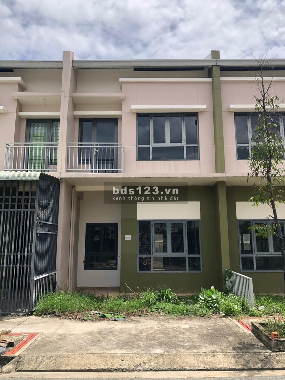 Cần bán nhà mặt phố, giao nhà ngay, MT đường nhựa, gần quốc lộ, bán kính 200m có đầy đủ tiện ích.