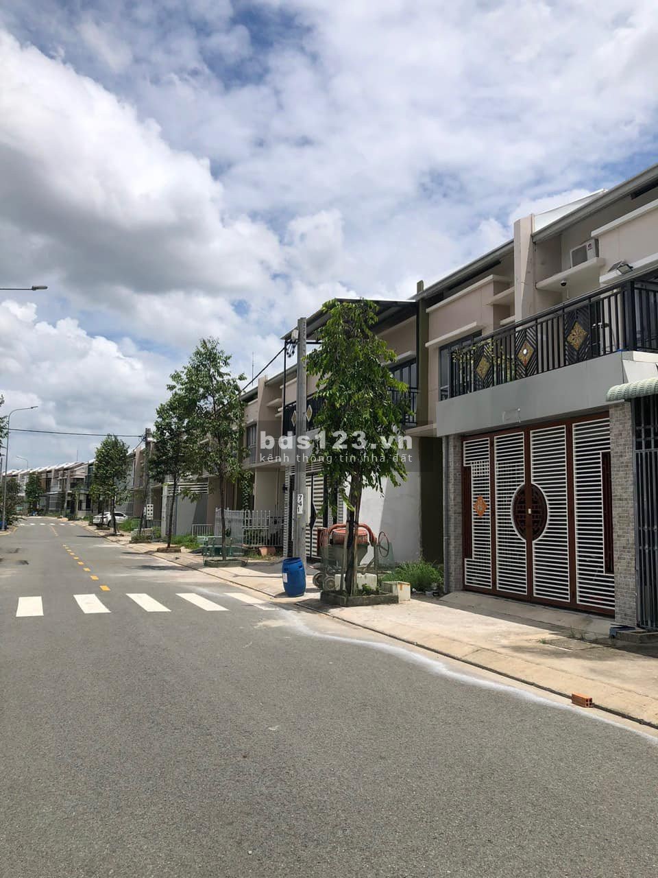 Cần bán nhà mặt phố, giao nhà ngay, MT đường nhựa, gần quốc lộ, bán kính 200m có đầy đủ tiện ích.