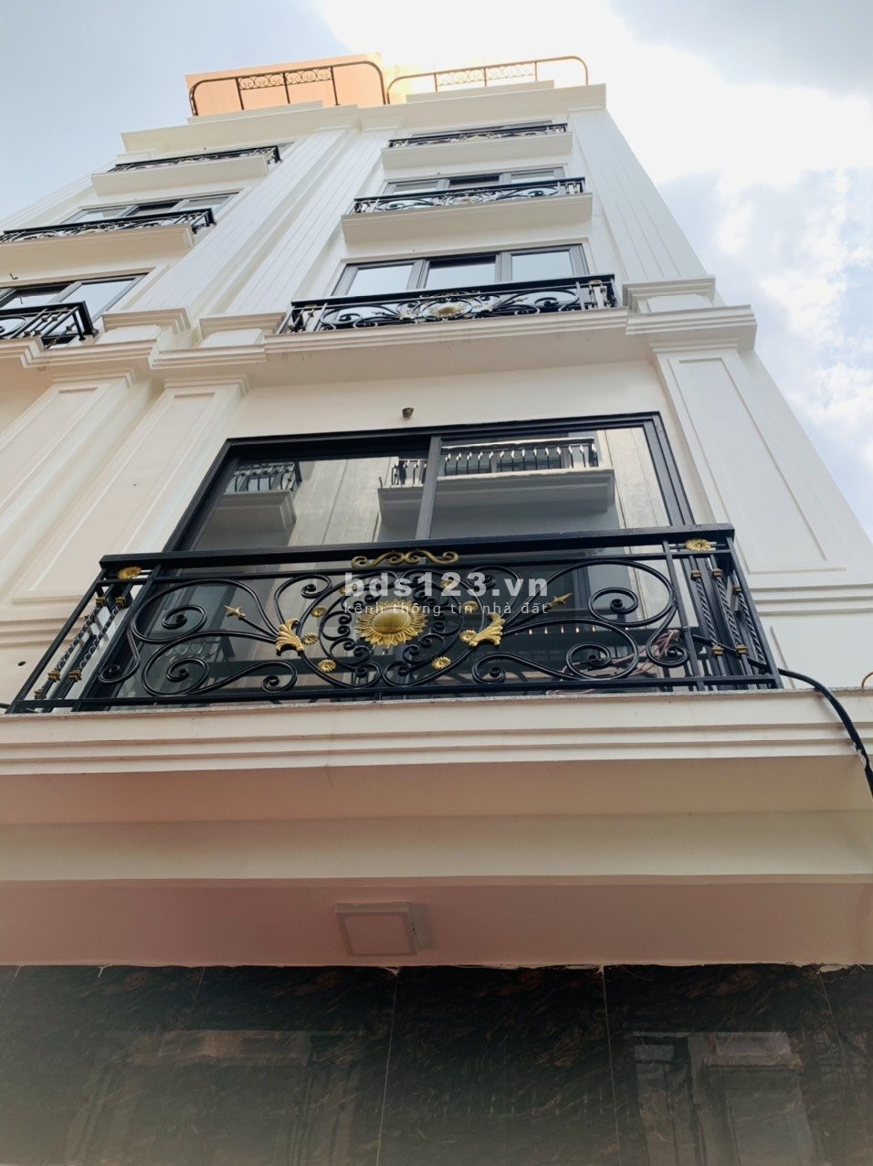 Bán nhà gần Vincom Smart City 34m²*5T, ngõ thoáng, ô tô đậu sát nhà giá 2.7 tỷ. LH: 0986 732 688