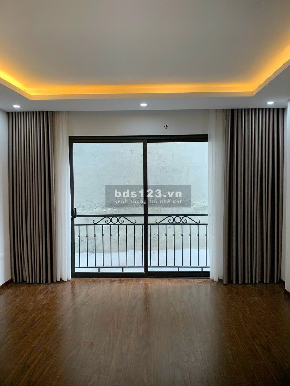 Bán nhà gần Vincom Smart City 34m²*5T, ngõ thoáng, ô tô đậu sát nhà giá 2.7 tỷ. LH: 0986 732 688
