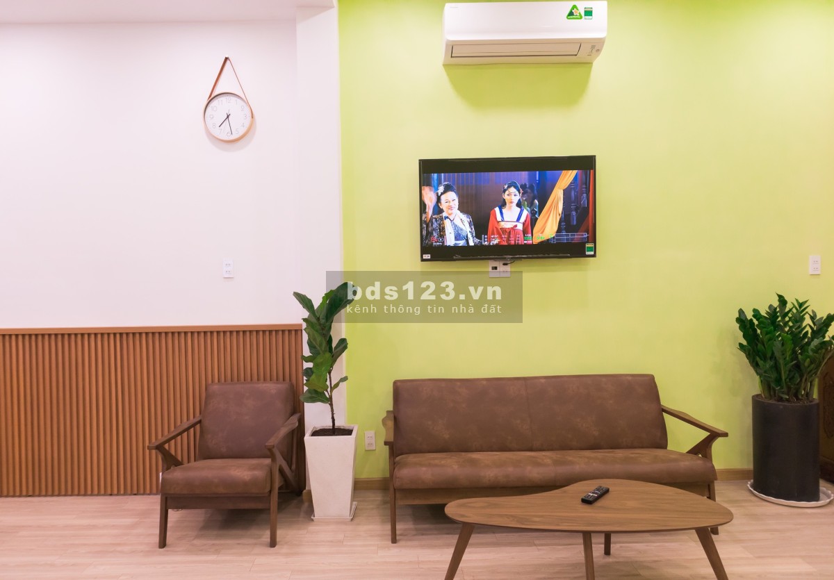 Cho thuê nhà nguyên căn 1 trệt 2 lầu, mặt tiền đường Phan Văn Trị, đối diện siêu thị Emart