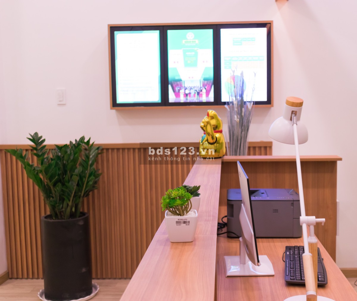 Cho thuê nhà nguyên căn 1 trệt 2 lầu, mặt tiền đường Phan Văn Trị, đối diện siêu thị Emart