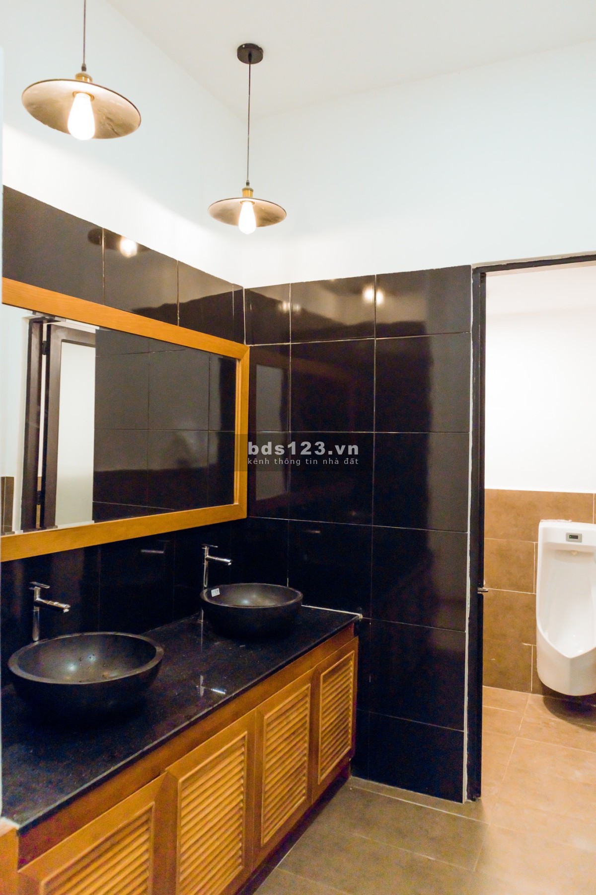 Cho thuê nhà nguyên căn 1 trệt 2 lầu, mặt tiền đường Phan Văn Trị, đối diện siêu thị Emart