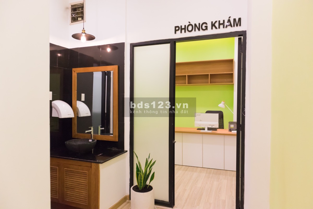 Cho thuê nhà nguyên căn 1 trệt 2 lầu, mặt tiền đường Phan Văn Trị, đối diện siêu thị Emart