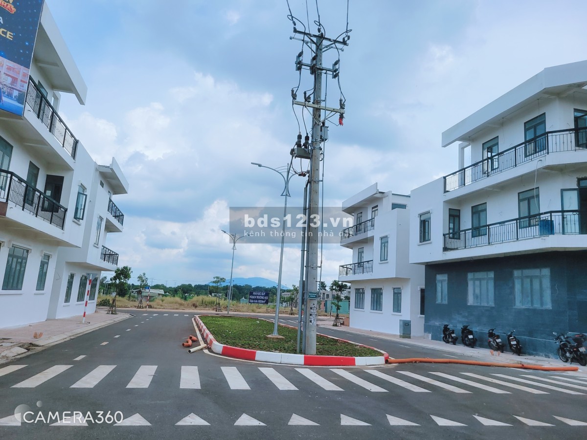 Bán nhà phố 1 trệt 2 lầu mặt tiền đường Lê A 36 mét