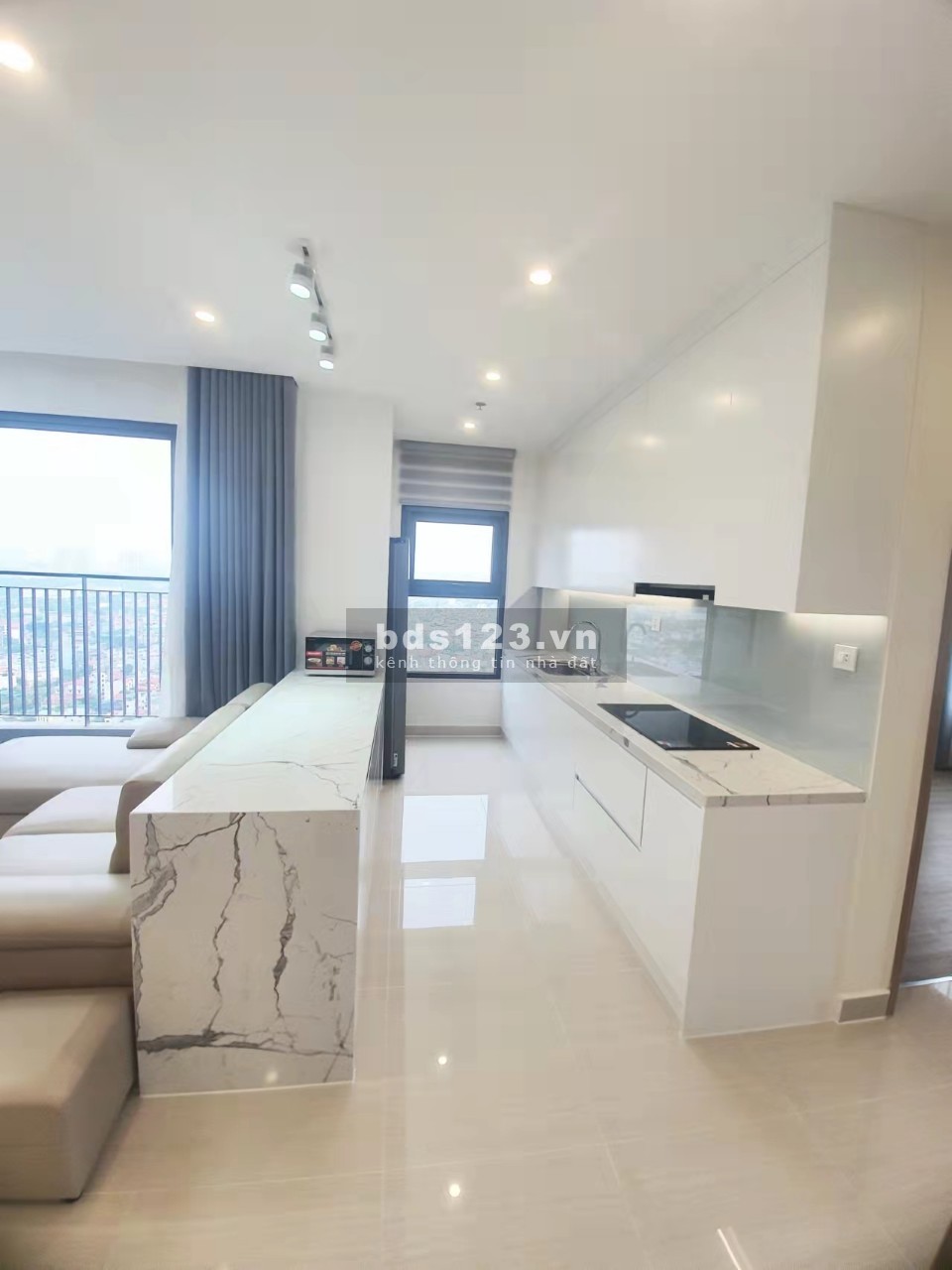 Cho thuê 3 ngủ 17 triệu đầy đủ nội thất 100M2 Vinhome Smart City view thoáng mát
