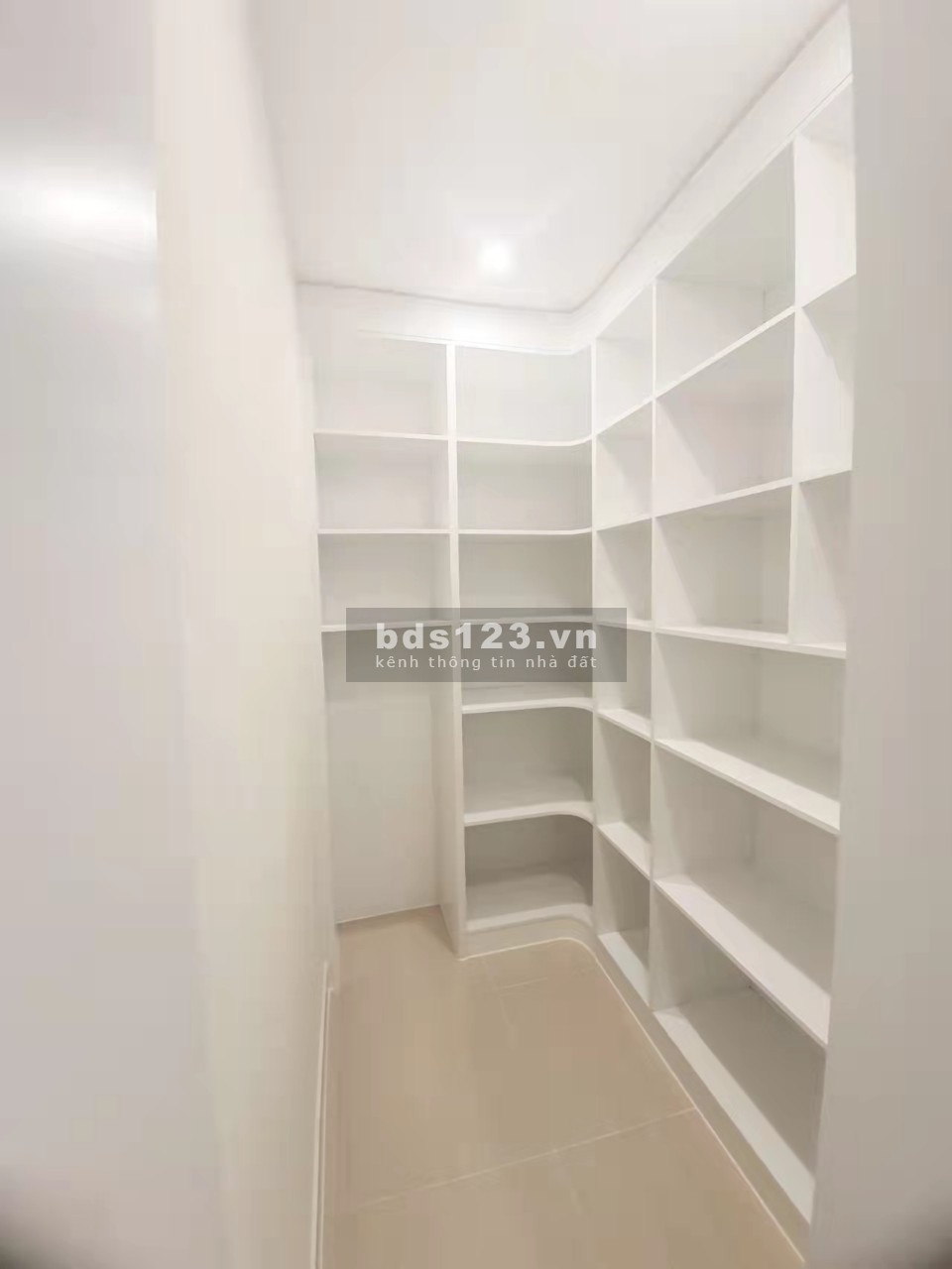 Cho thuê 3 ngủ 17 triệu đầy đủ nội thất 100M2 Vinhome Smart City view thoáng mát