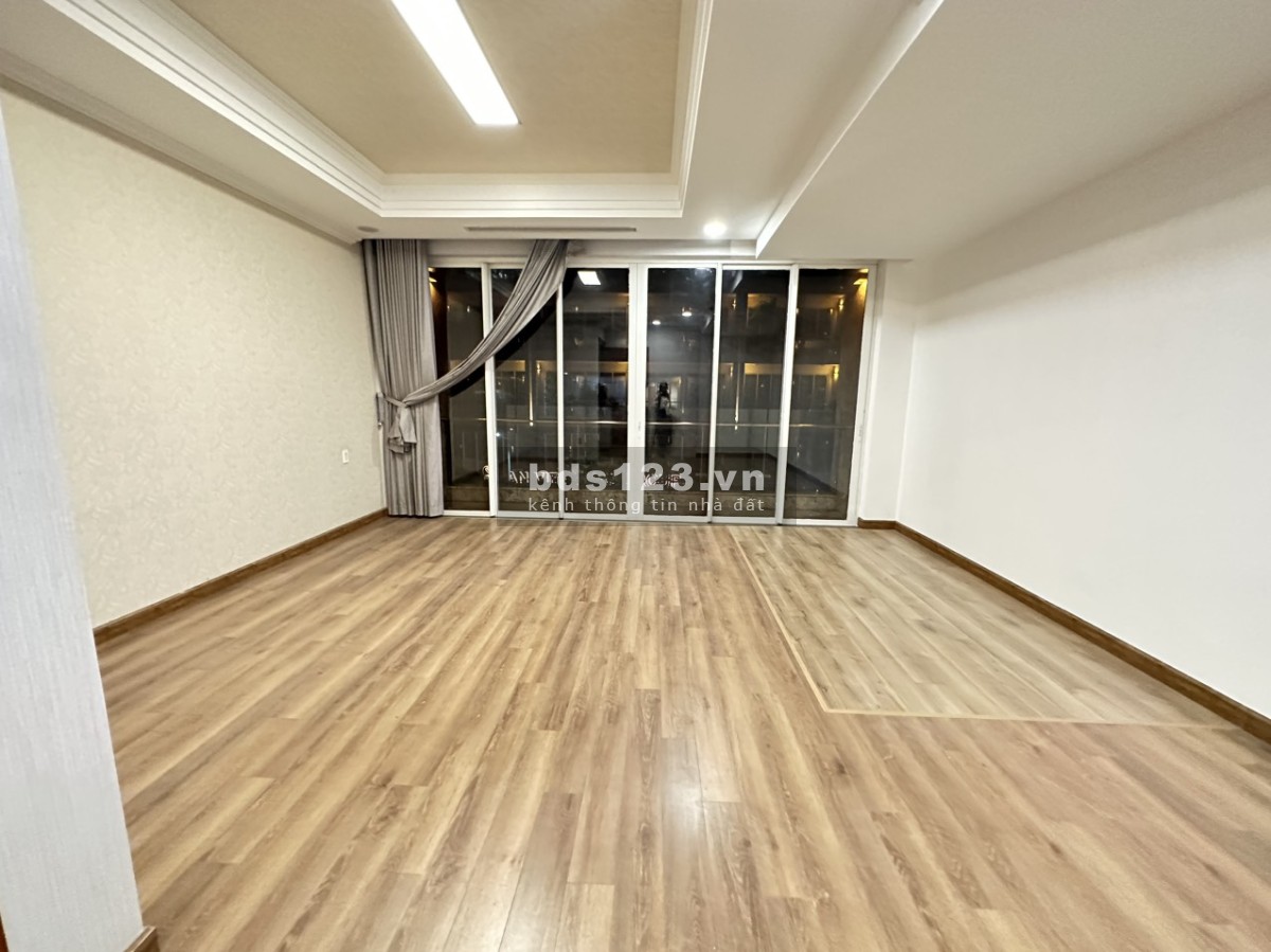 Cho thuê shophouse Saritown nội thất gỗ cao cấp giá 110 triệu