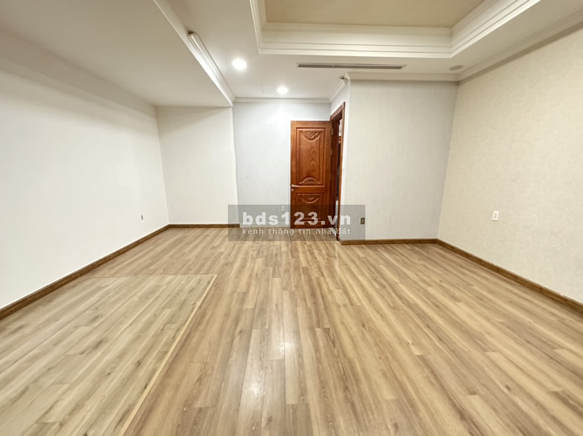 Cho thuê shophouse Saritown nội thất gỗ cao cấp giá 110 triệu