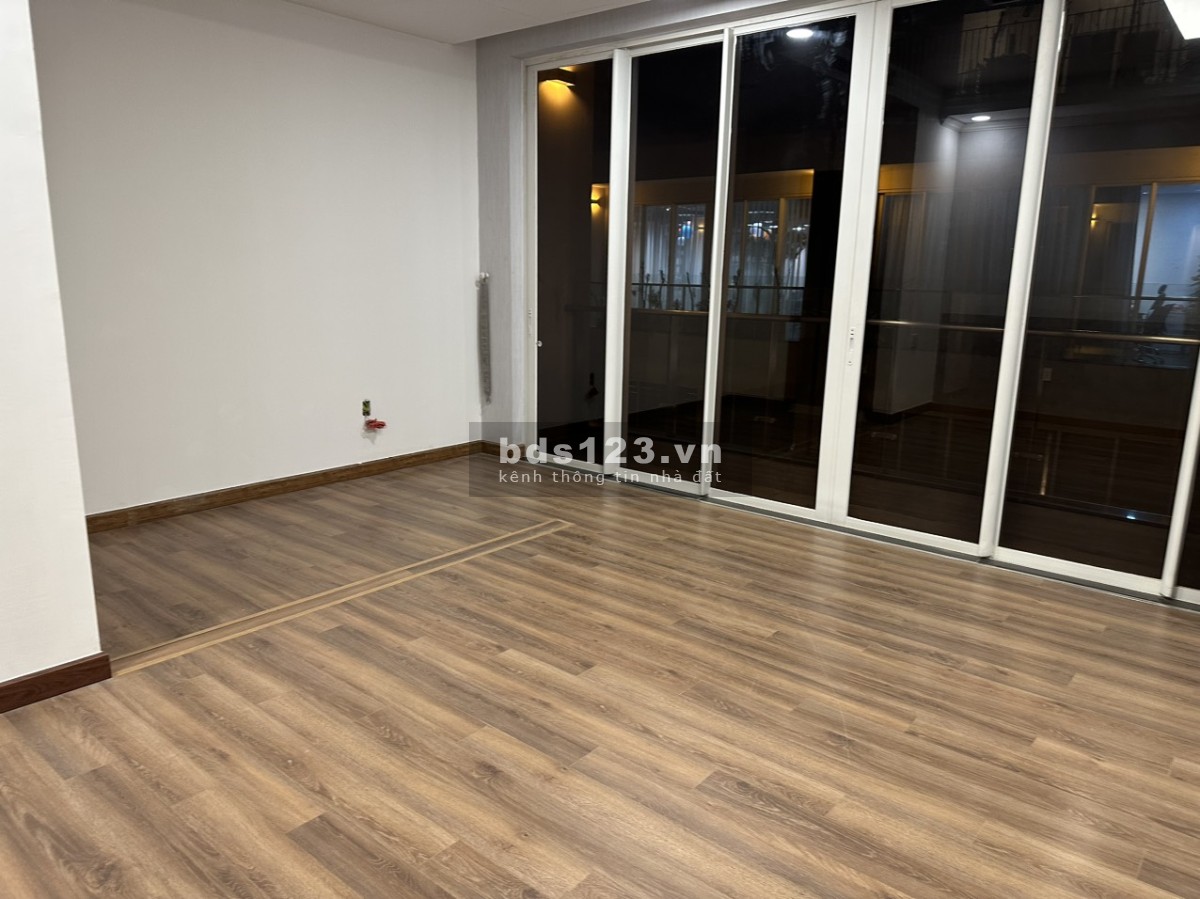 Cho thuê shophouse Saritown nội thất gỗ cao cấp giá 110 triệu