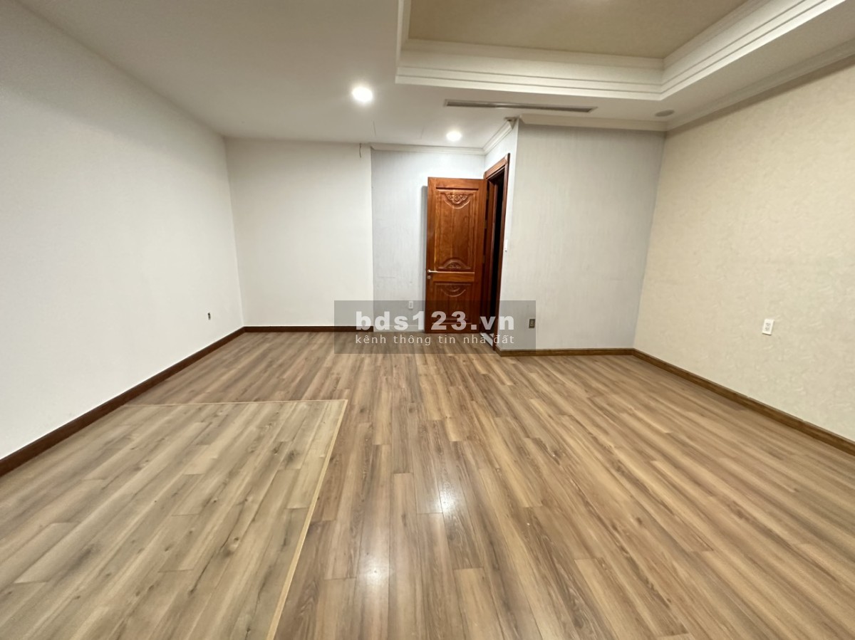 Cho thuê shophouse Saritown nội thất gỗ cao cấp giá 110 triệu