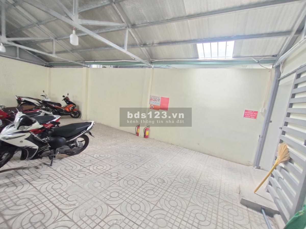 Tòa nhà mới xây có cửa số thoáng mát đường Đào Tông Nguyên