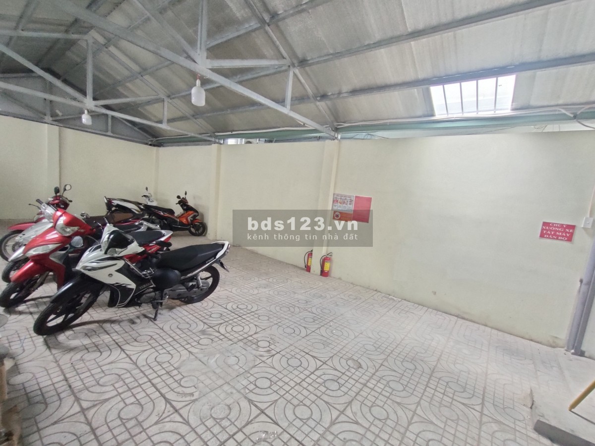 Tòa nhà mới xây có cửa số thoáng mát đường Đào Tông Nguyên