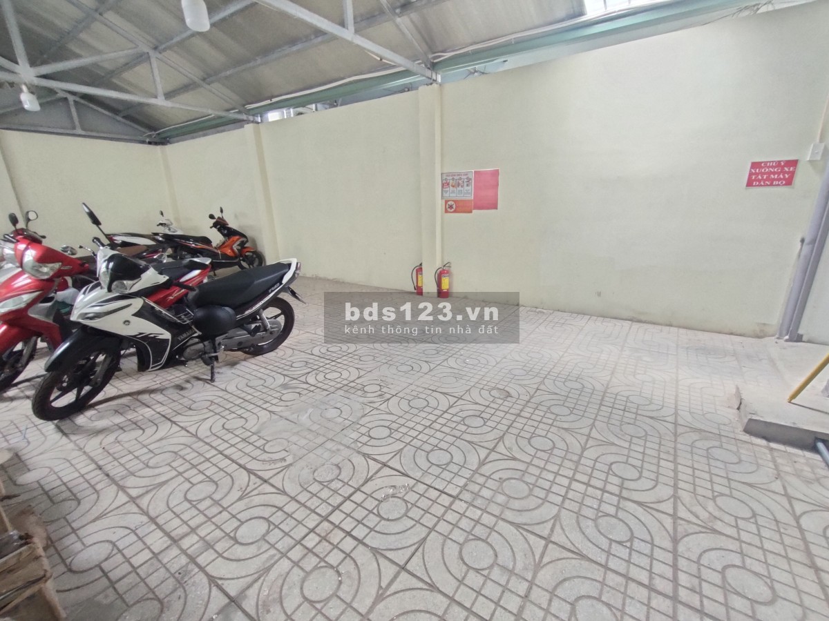 Tòa nhà mới xây có cửa số thoáng mát đường Đào Tông Nguyên