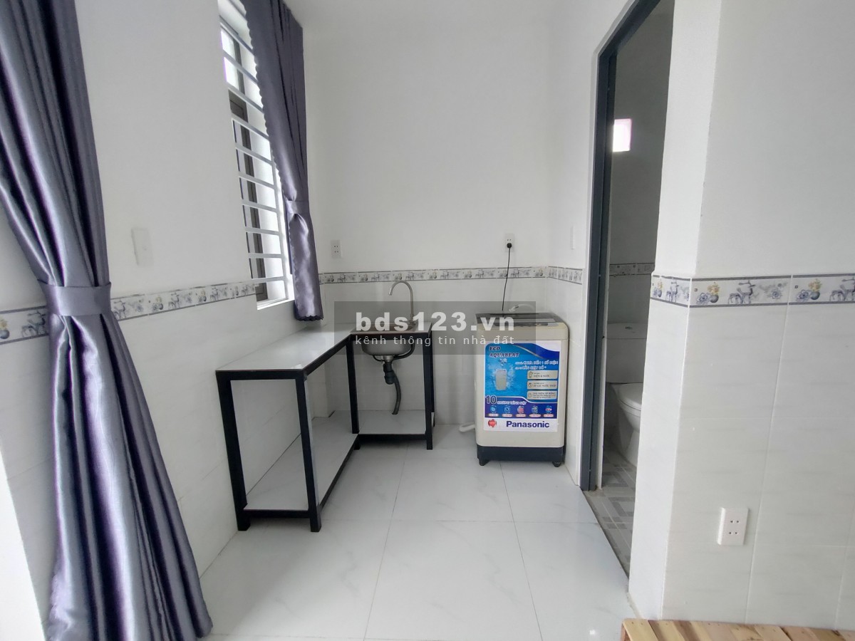 Tòa nhà mới xây có cửa số thoáng mát đường Đào Tông Nguyên