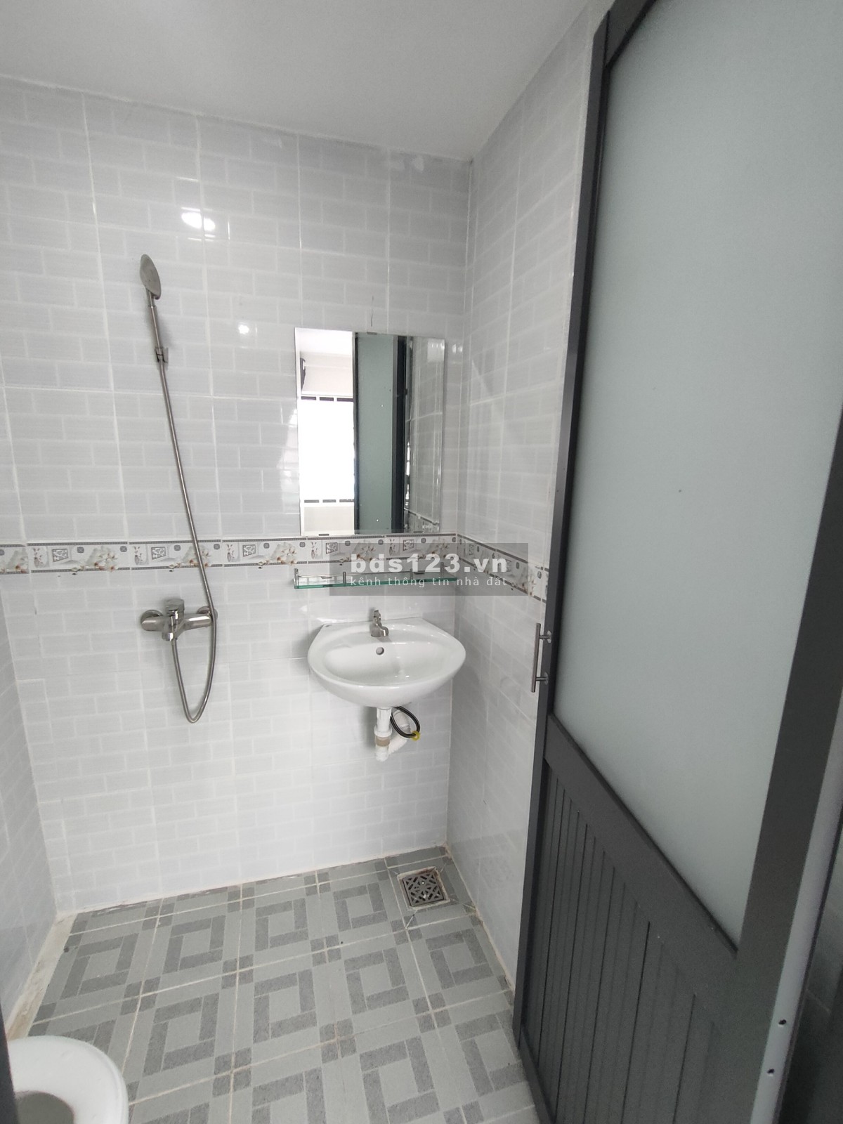 Tòa nhà mới xây có cửa số thoáng mát đường Đào Tông Nguyên