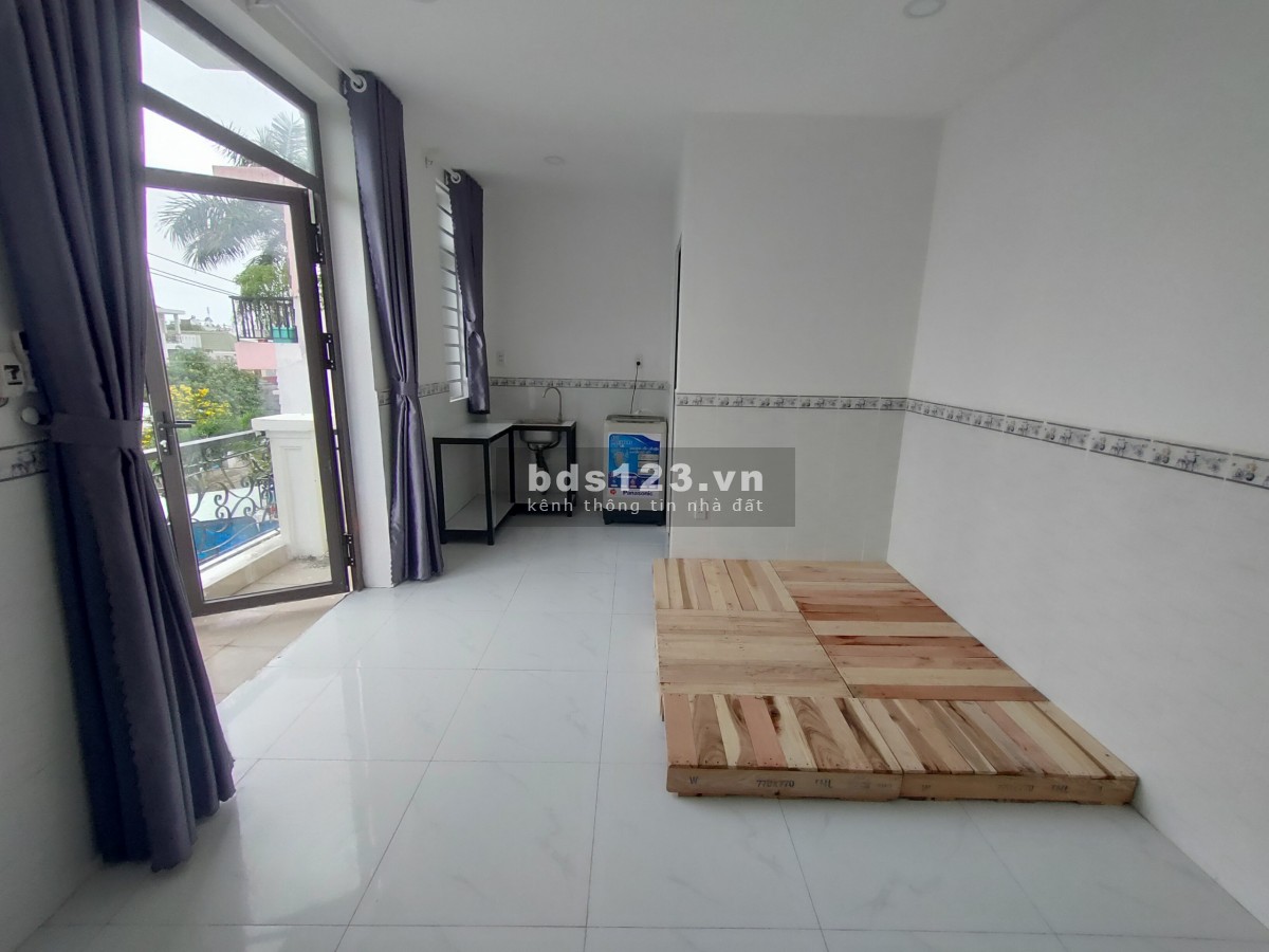 Tòa nhà mới xây có cửa số thoáng mát đường Đào Tông Nguyên