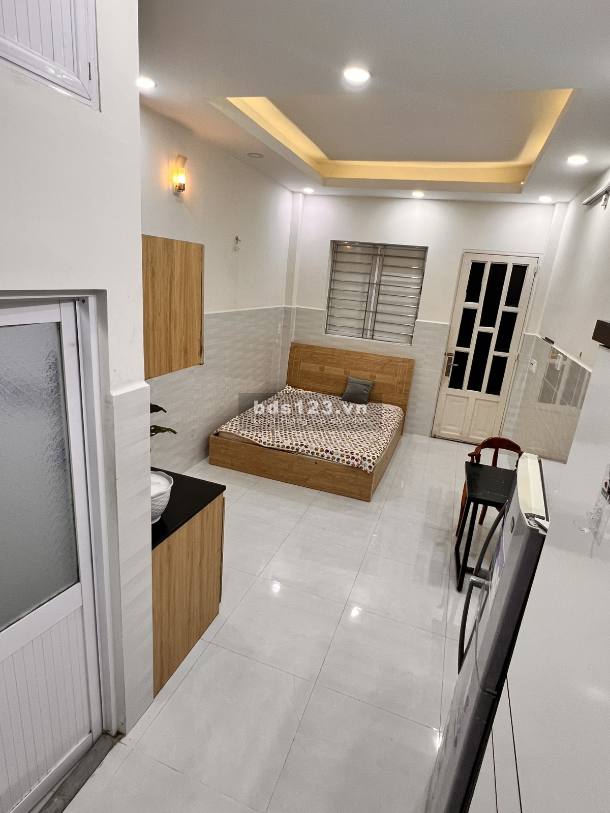 Studio tòa nhà thang máy, có hầm gửi xe, giặt phơi tầng thượng, cho nuôi pet .Ra vào bằng vân tay.