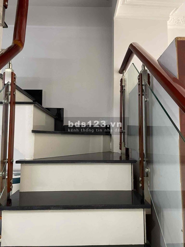 NHÀ MẶT TIỀN KINH DOANH SẦM UẤT HXH 2 XE TẢI TRÁNH NHAU
