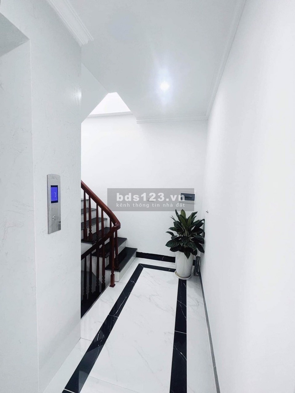 Cần bán tòa nhà văn phòng ngõ 42 Phố Thịnh Liệt, cách mặt đường Giải Phóng chỉ khoảng 300m
