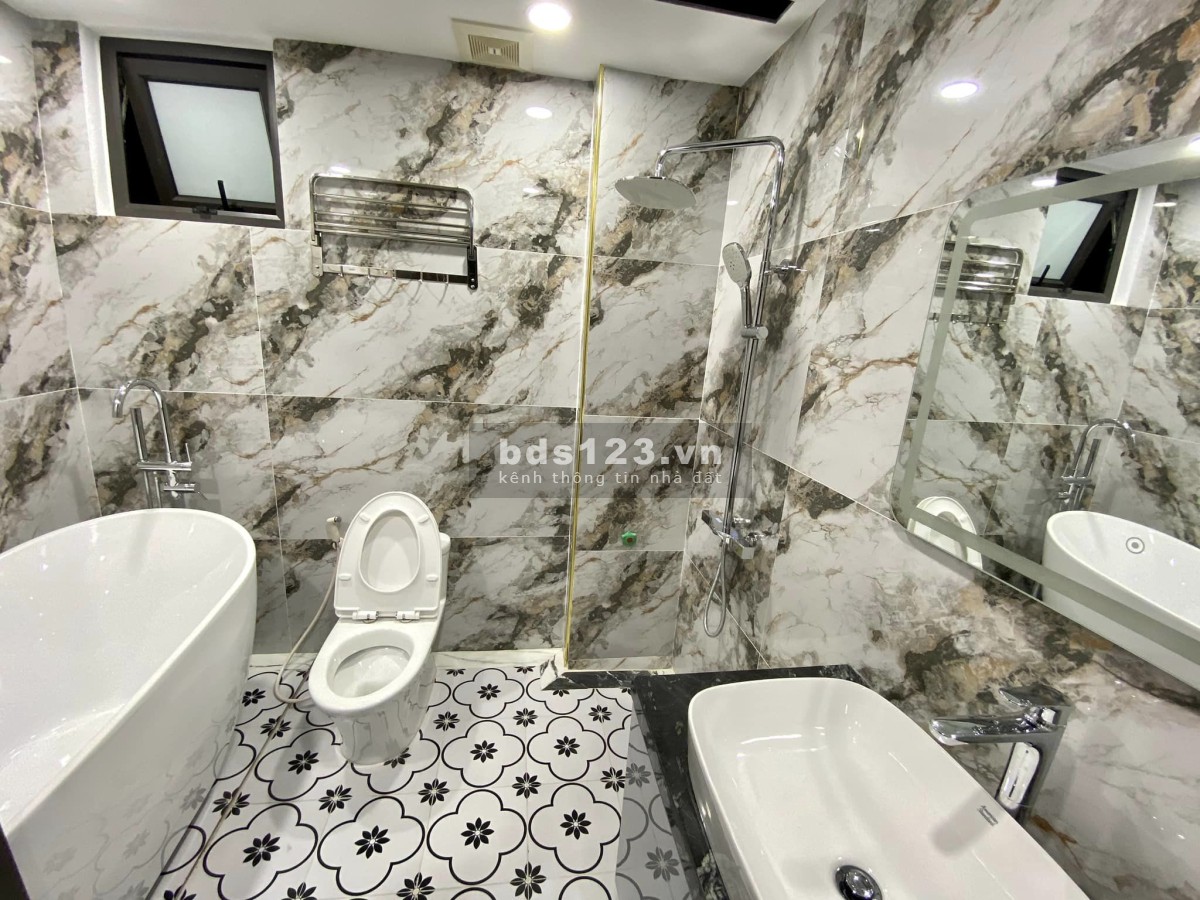 Giảm ngay 400 triệu, giá mới chỉ 13.8 tỷ, nhà phố Nguyễn Văn Cừ 7 tầng thang máy, kinh doanh, VIP.