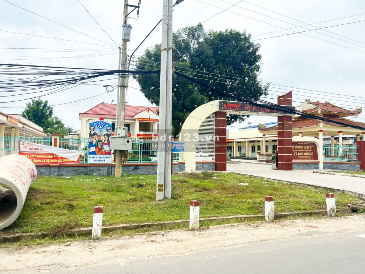 Chính chủ trực tiếp bán gấp lô đất 2 mặt tiền. Giá 750 triệu. Gần chợ
