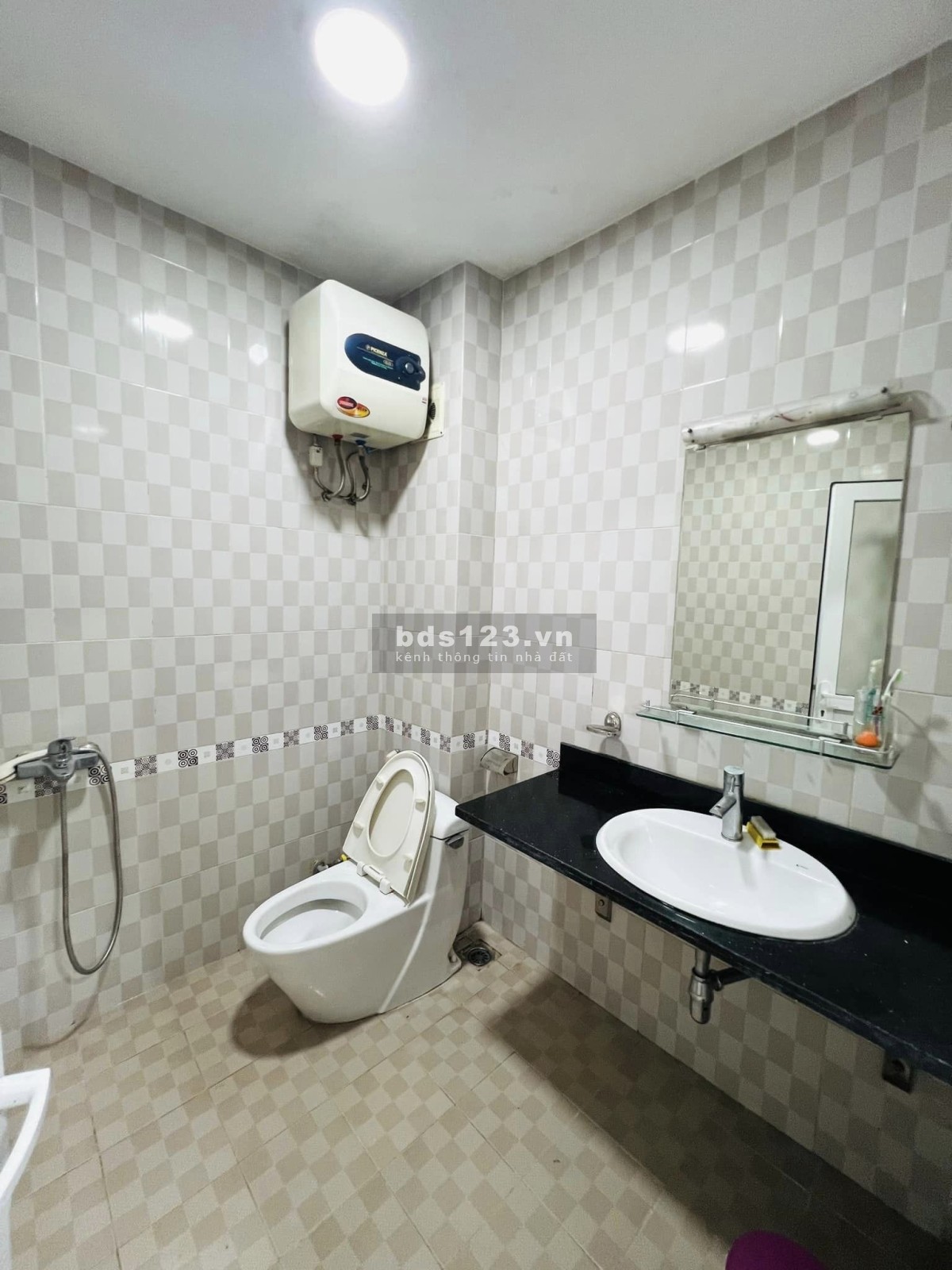 Cần bán nhà gấp phố Phùng Chí Kiên: 36m2, ô tô vào nhà chỉ 6.x tỷ