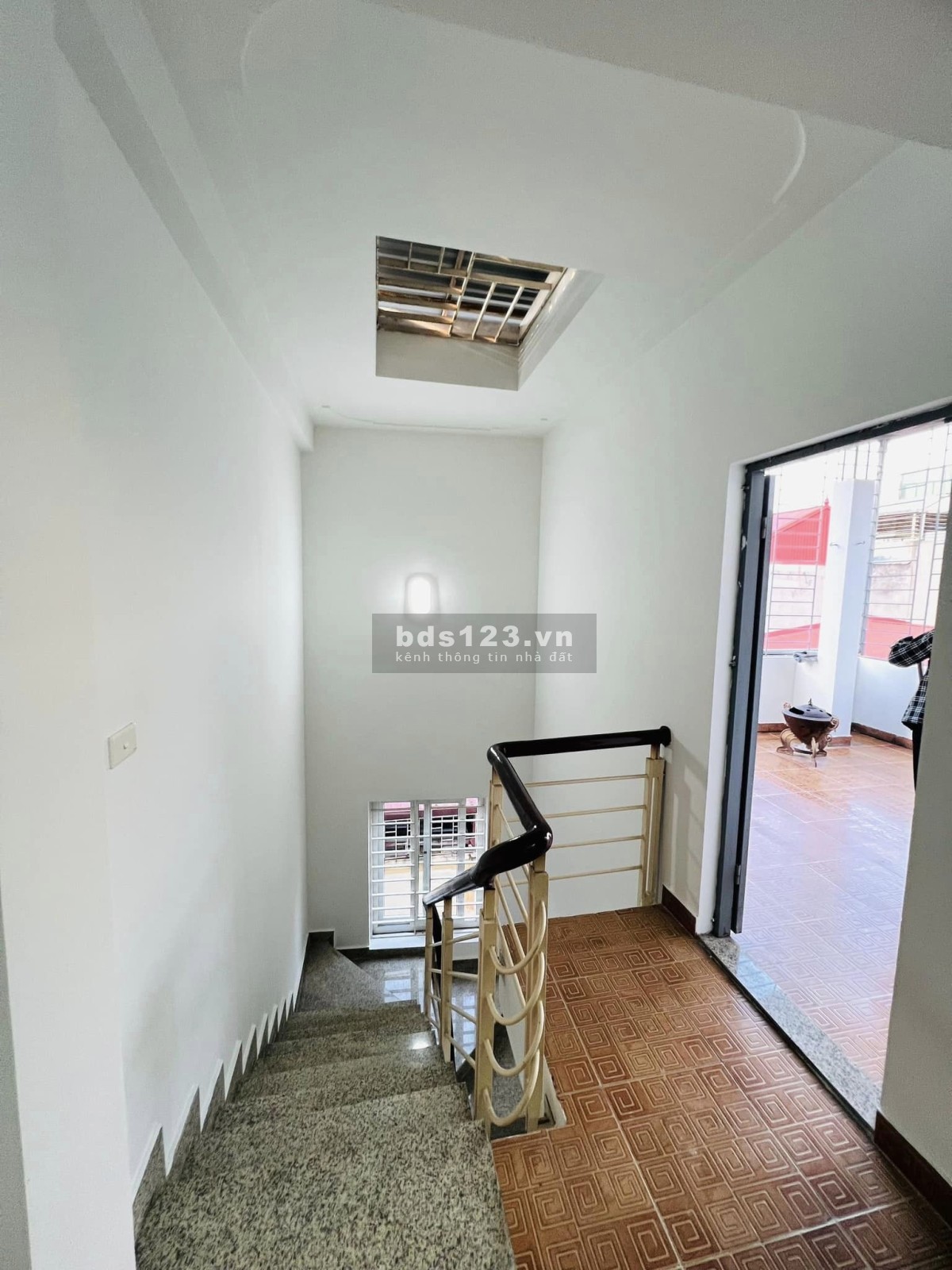 Cần bán nhà gấp phố Phùng Chí Kiên: 36m2, ô tô vào nhà chỉ 6.x tỷ