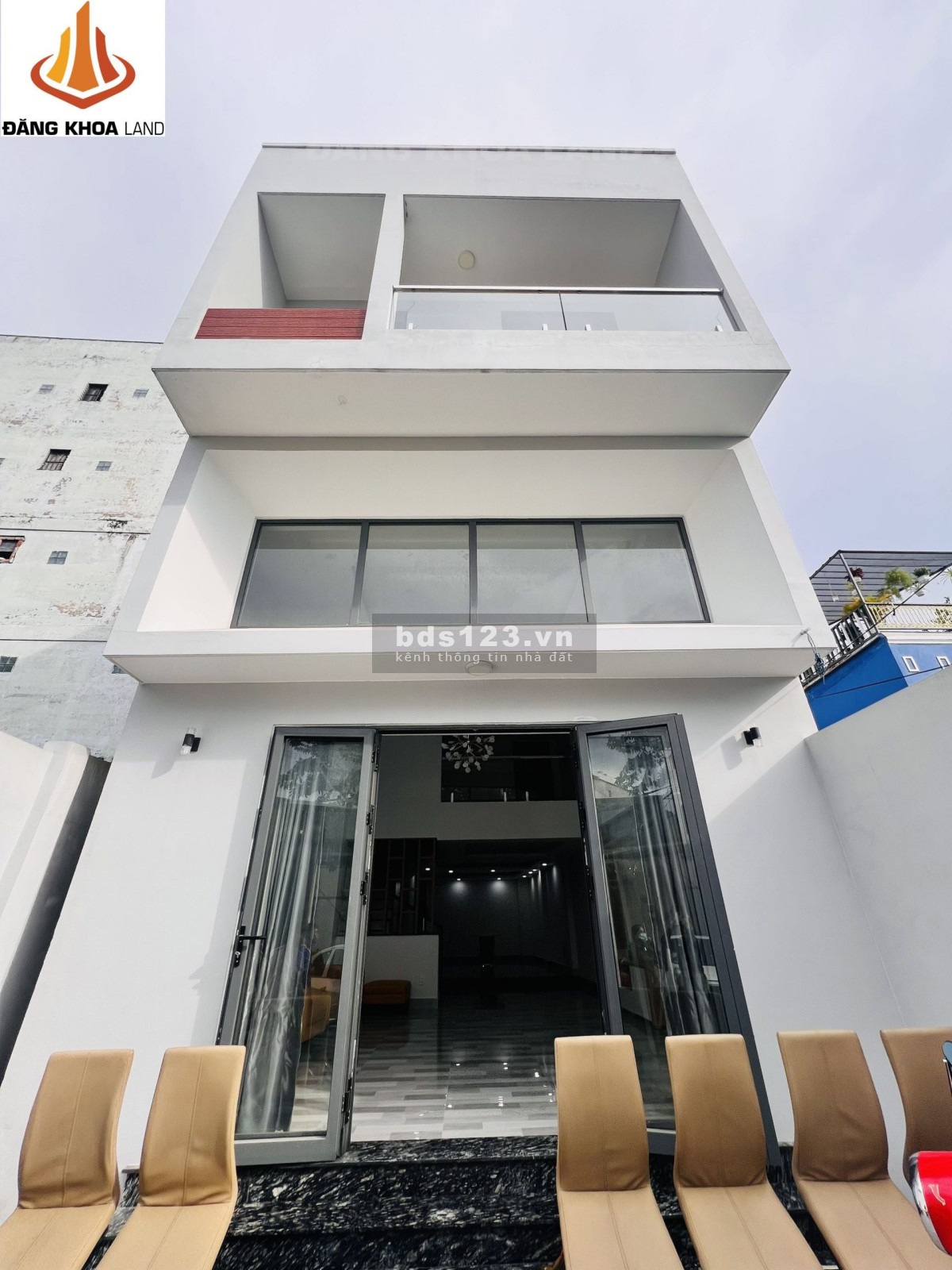 Ngộp nhà 2 tầng + Lững - 2 chiếc xe hơi ngủ trong nhà - Gần Vincom. Diện tích 126M2 - Gía nhỉnh 7 tỷ