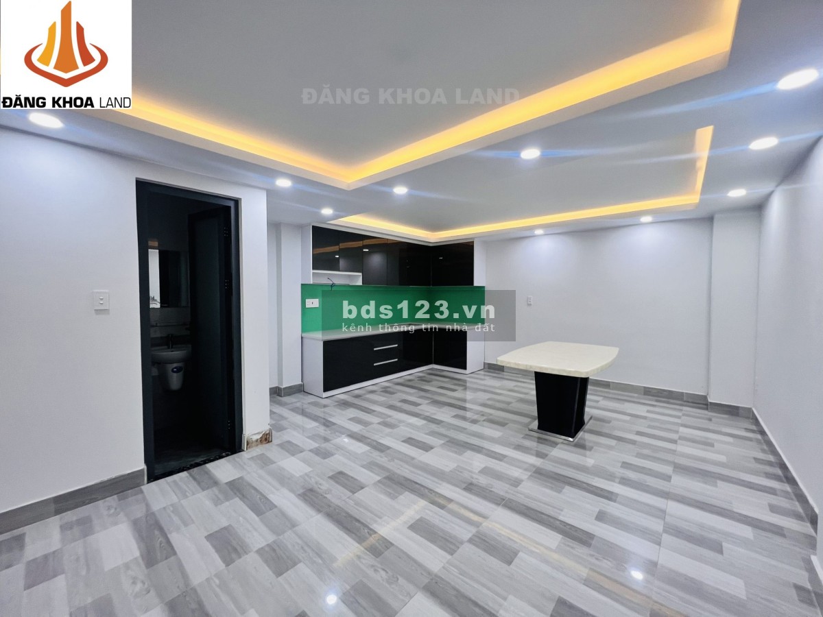 Ngộp nhà 2 tầng + Lững - 2 chiếc xe hơi ngủ trong nhà - Gần Vincom. Diện tích 126M2 - Gía nhỉnh 7 tỷ