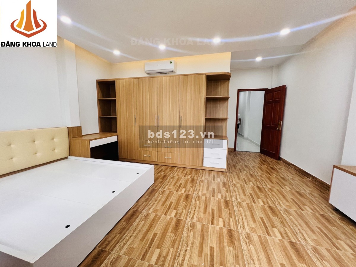Ngộp nhà 2 tầng + Lững - 2 chiếc xe hơi ngủ trong nhà - Gần Vincom. Diện tích 126M2 - Gía nhỉnh 7 tỷ