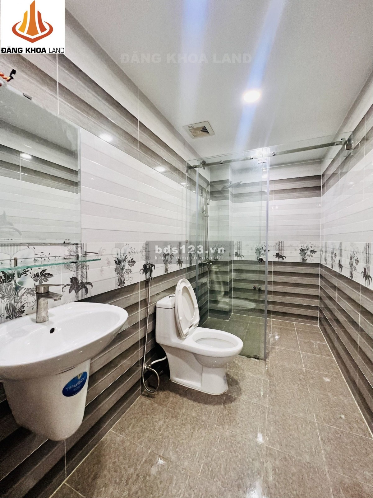 Ngộp nhà 2 tầng + Lững - 2 chiếc xe hơi ngủ trong nhà - Gần Vincom. Diện tích 126M2 - Gía nhỉnh 7 tỷ