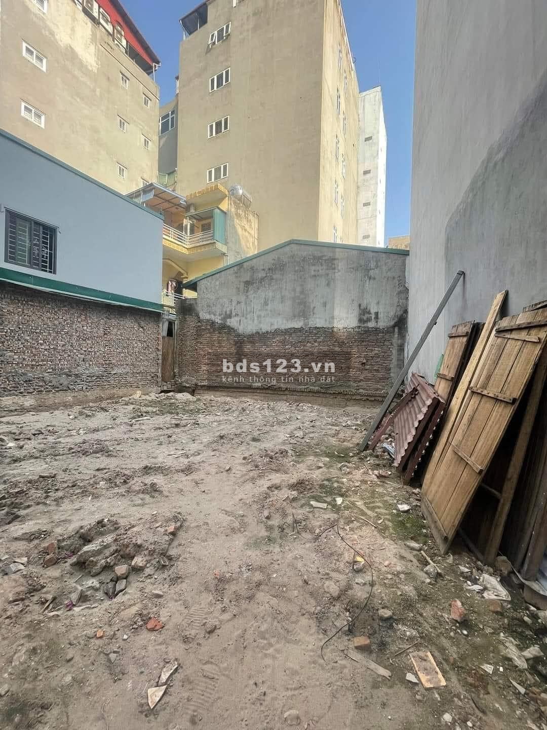 Bán Đất mặt phố Văn Cao, Ba Đình. Dt 79m, Mt 9m, 32 Tỷ. Vị trí đắc địa, KDoanh cực tốt, Hiếm