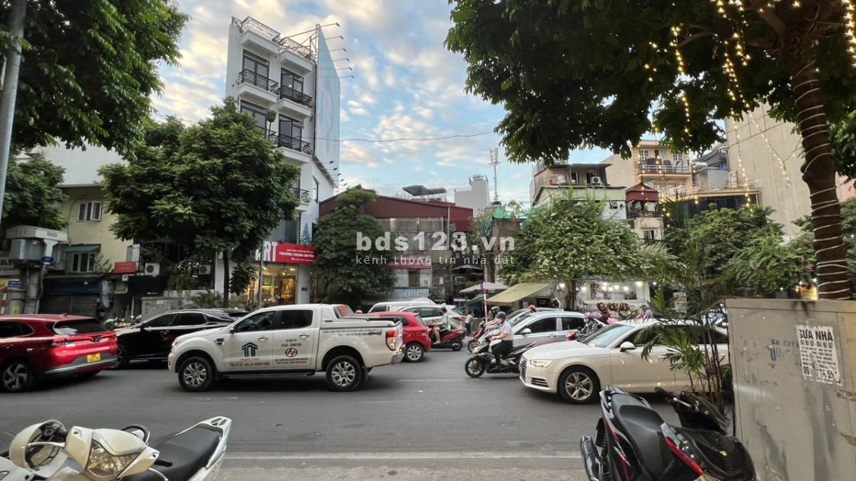 Chính chủ cho thuê nguyên căn mặt phố Sơn Tây, Kim Mã.
