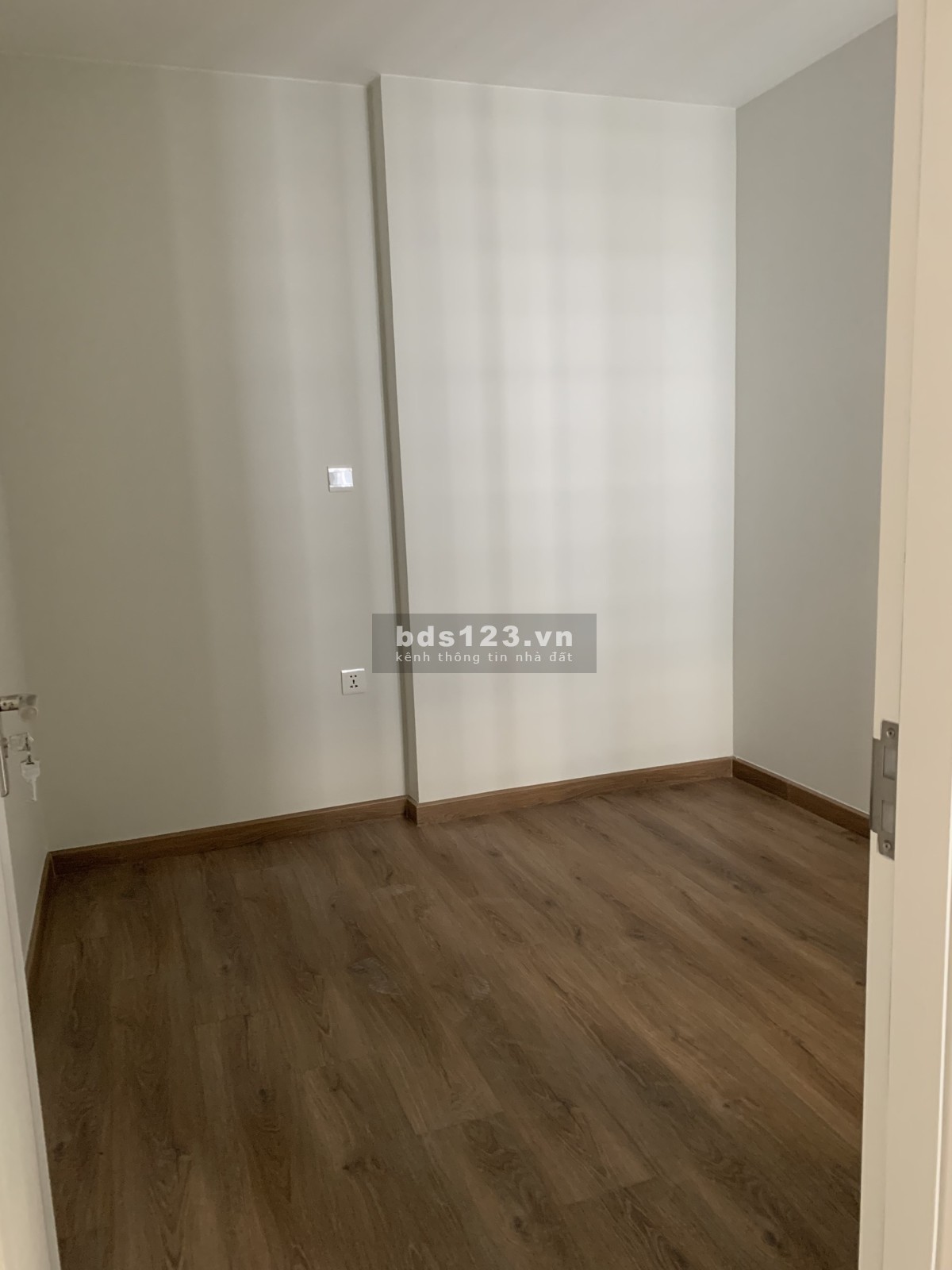 Cho thuê 2 phòng ngủ, 8.5 triệu, free phí dịch vụ, gần nhà để xe Vinhomes Smart City.