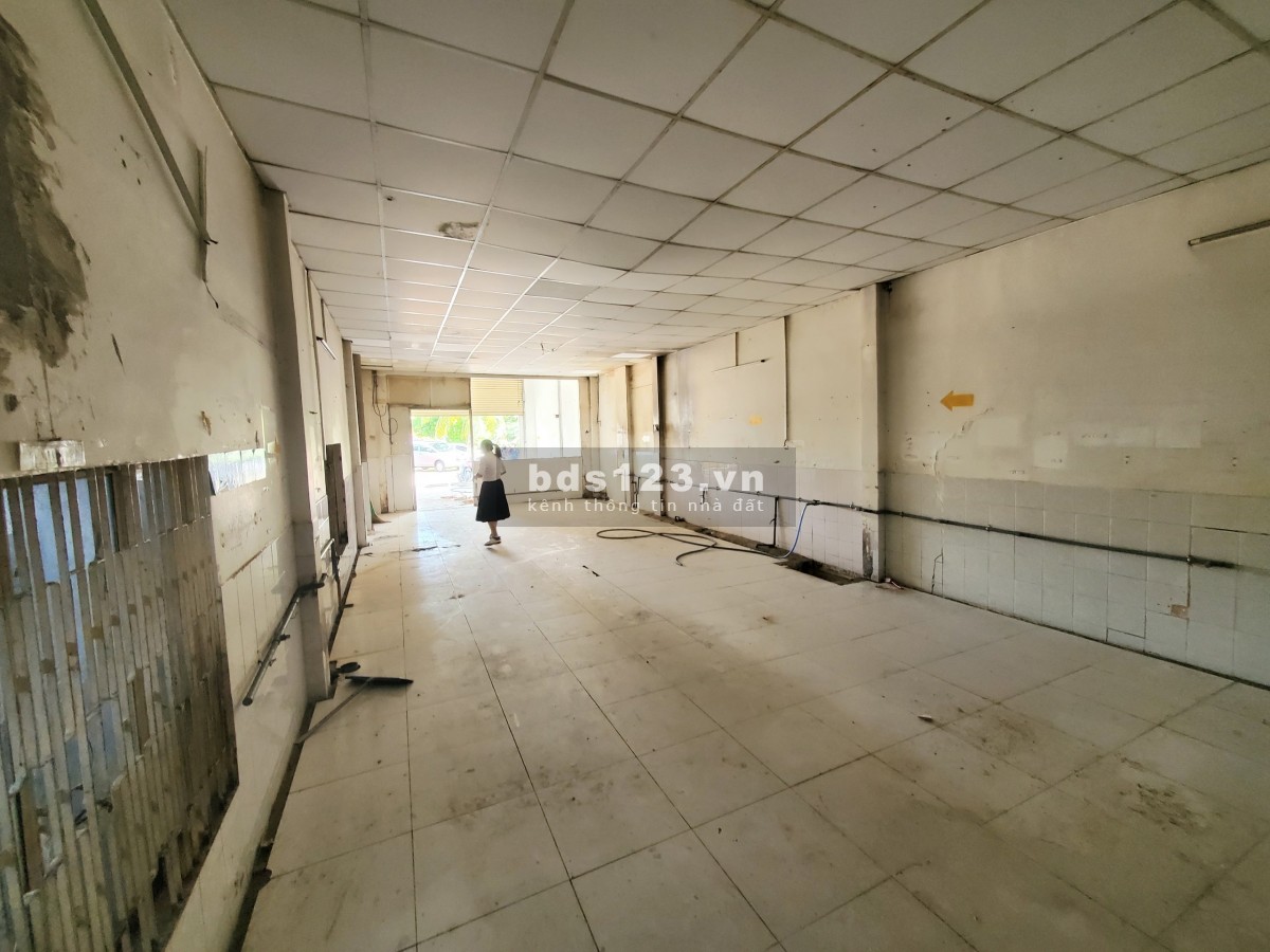 Mặt bằng 165m2 mặt tiền đường Nguyễn Văn Linh, Quận 7