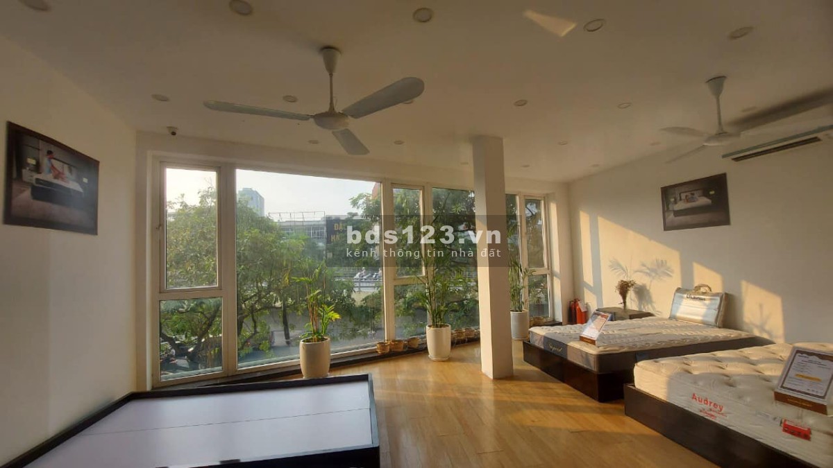 Bán nhà vị trí mặt phố Nguyễn Chí Thanh – Kinh Doanh - Vỉa hè rộng – DT 71m2 - Giá 28tỷ