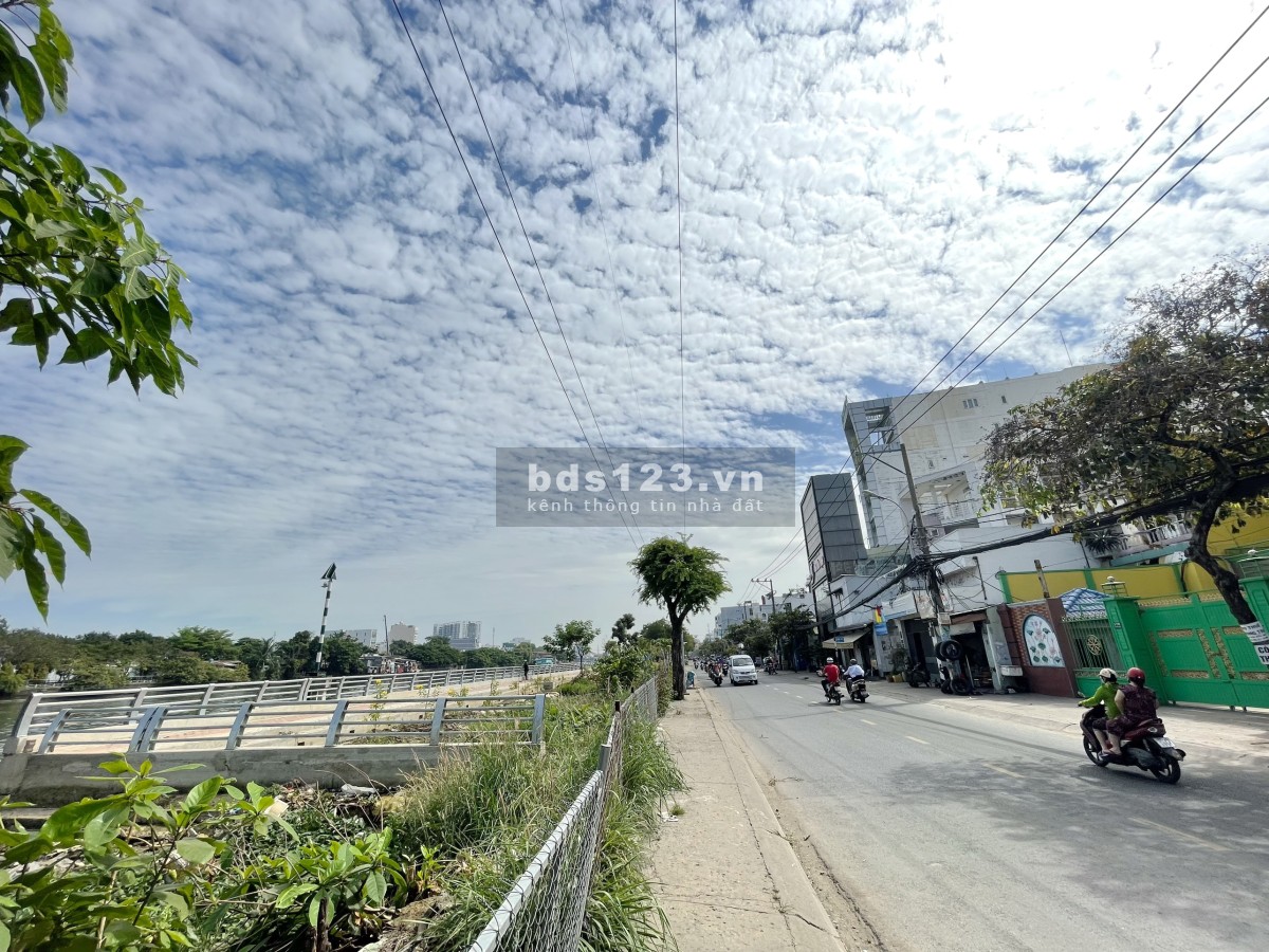 Bán lô đất góc 2000m² mặt tiền view sông 385 Trần Xuân Soạn Quận 7 giá 208 tỷ