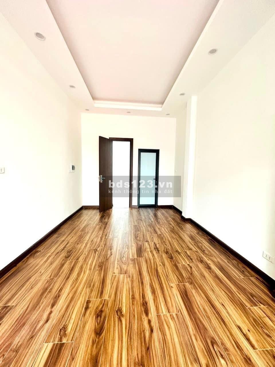 Bán nhà Hoàng Quốc Việt DT 40m², Nhà xây 4,7 Tầng Chỉ Chỉ 4,7 tỷ