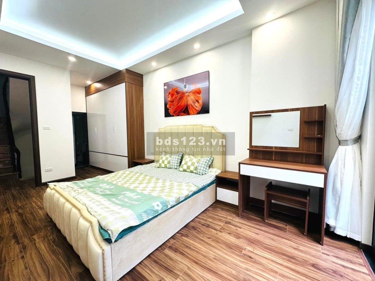 Bán nhà Hoàng Quốc Việt DT 40m², Nhà xây 4,7 Tầng Chỉ Chỉ 4,7 tỷ