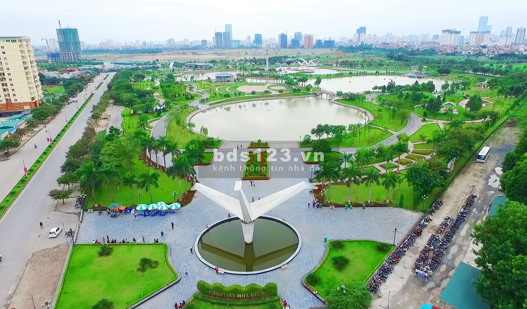 Bán mảnh đất gần Công viên Hòa Bình, DT 30m², nhỉnh 3 tỷ, ngõ thông, 3 gác, ôtô 30m