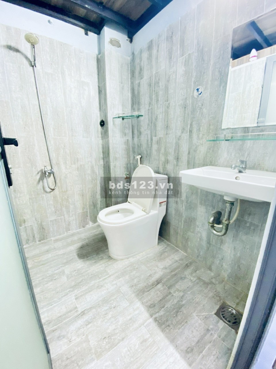 Căn hộ Duplex, đầy đủ tiện nghi, ban công thoáng mát. Dọn vào ở ngay, 5tr7 (có tủ lạnh + máy giặt)