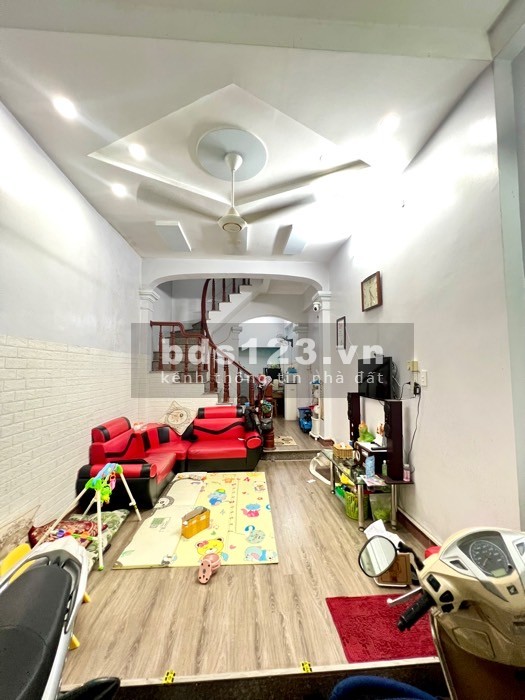 Bán nhà Lĩnh Nam, Hoàng Mai, cách ô tô 15m, thoáng trước sau 36 m2, 3 tỷ 500