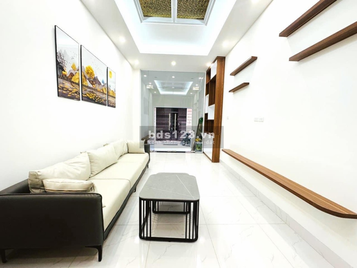Cần bán gấp nhà Cầu Giấy, 36m2, 4 tầng, giá chỉ 5 tỷ. Ngõ thông, khu tiện ích, gần Đại học Quốc Gia.